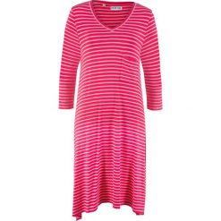 Sukienka shirtowa z dłuższymi bokami, rękawy 3/4, z kolekcji Maite Kelly bonprix różowy hibiskus - pudrowy jasnoróżowy w paski. Czerwone sukienki damskie bonprix, w paski. Za 89.99 zł.