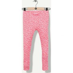 Legginsy w kolorze różowo-białym. Białe spodnie niemowlęce Grain de blé et Lisa Rose, z bawełny. W wyprzedaży za 22.95 zł.