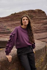 Bluza z falbaną na rękawach burgundowa. Czerwone bluzy damskie MOODO, l, bez wzorów, z elastanu, bez kaptura. Za 129.99 zł.