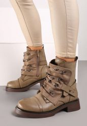 Ciemnobeżowe Botki w Streetwearowym Stylu Ozdobione Nitami i Naszywką Lirelina. Brązowe botki damskie Renee, z jeansu, rockowe, bez obcasa, na obcasie, bez zapięcia. Za 149.99 zł.