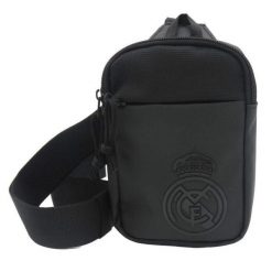Real Madryt saszetka na ramię Cross Body Bag czarna. Czarne nerki i saszetki damskie REAL MADRID, bez wzorów. Za 89.00 zł.