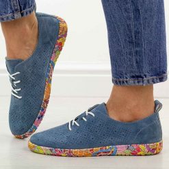 Niebieskie zamszowe skórzane półbuty damskie Sergio Leone Sp007. Niebieskie półbuty damskie Sergio Leone, na jesień, bez wzorów, z jeansu, z okrągłym noskiem, bez obcasa, na płaskiej podeszwie, bez zapięcia. Za 209.00 zł.