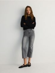 Jeansy mini flare z wysokim stanem - szary. Szare jeansy damskie Reserved, z podwyższonym stanem. W wyprzedaży za 69.99 zł.