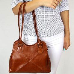 Torebka skórzana damska camel DAN-A T94. Brązowe torebki klasyczne damskie DAN-A, ze skóry, bez dodatków. Za 299.99 zł.