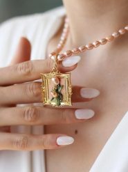 Pierres delicates Naszyjnik z perłami i zawieszką - dł. 50 cm rozmiar: onesize. Czerwone naszyjniki damskie Pierres delicates, z perłą, z mosiądzu. Za 108.99 zł.