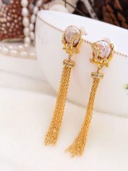 Pierres de Jade Pozłacane kolczyki-wkrętki z masą perłową i cyrkoniami rozmiar: onesize. Różowe kolczyki damskie Pierres de Jade, z cyrkonią, pozłacane. Za 69.99 zł.