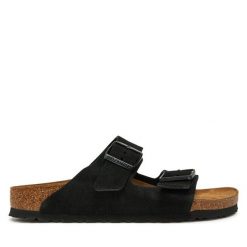 Klapki Birkenstock. Czarne klapki damskie Birkenstock, bez wzorów, bez obcasa, bez zapięcia. Za 399.99 zł.