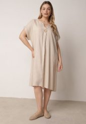 Beżowa Pudełkowa Sukienka z Lnem i Wiskozą Zdobiona Metalicznym Guzikiem Phisoth. Brązowe sukienki damskie Born2be, z aplikacjami, z bawełny, biznesowe, bez ramiączek. Za 89.99 zł.