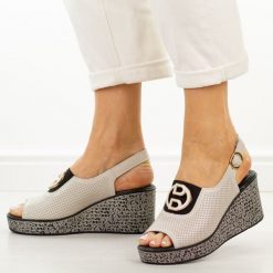 Beżowe skórzane sandały damskie na koturnie S.Barski 7014. Brązowe sandały damskie S.BARSKI, z aplikacjami, z jeansu, z okrągłym noskiem, bez obcasa, na koturnie, bez zapięcia. Za 239.00 zł.