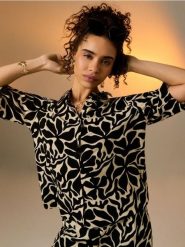 Wiskozowa koszula regular fit z krótkim rękawem - czarny. Czarne koszule damskie Sinsay, l, bez wzorów, z wiskozy, bez kołnierzyka, bez ramiączek. Za 25.99 zł.