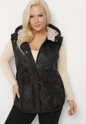 Czarna Kamizelka Pikowana z Ozdobnymi Kieszonkami z Kapturem Embia. Czarne kamizelki damskie Born2be, na jesień, plus size, bez wzorów, z jeansu, z kapturem. Za 189.99 zł.