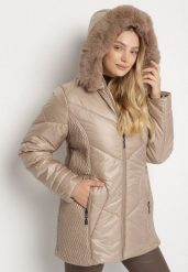 Beżowa Kurtka z Pikowanymi Przeszyciami i Kapturem z Futerkiem Vevea. Brązowe kurtki damskie Born2be, l, bez wzorów, z dzianiny. Za 219.99 zł.