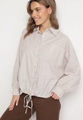 Beżowa Bawełniana Koszula Oversize w Paski ze Ściągaczem Elineola. Brązowe koszule damskie Born2be, uniwersalny, bez wzorów, z bawełny, eleganckie, bez kołnierzyka, bez ramiączek. Za 129.99 zł.