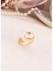 L'Atelier de Gaia Pozłacany pierścionek z masą perłową rozmiar: onesize. Białe pierścionki damskie L'Atelier de Gaia, z perłą, pozłacane. Za 39.99 zł.