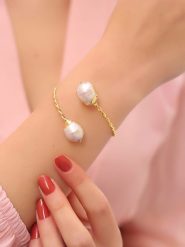 L'Atelier de Gaia Pozłacana bransoletka z perłami rozmiar: onesize. Białe bransoletki damskie L'Atelier de Gaia, pozłacane. Za 43.99 zł.