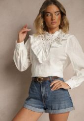 Biała Bluzka z Bawełny Zdobiona Ażurowym Haftem i Falbaną Nevole. Białe bluzki damskie Renee, m, z aplikacjami, z bawełny, eleganckie, bez kołnierzyka, bez ramiączek. Za 39.99 zł.