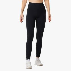Długie legginsy treningowe damskie Swedemount Move Long Tights szybkoschnące. Czarne legginsy damskie SWEDEMOUNT, bez wzorów, z tkaniny. Za 185.00 zł.