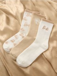 Prążkowane skarpetki 3 pack Barbie - kremowy. Białe skarpetki damskie Sinsay, bez wzorów, prążkowane. Za 15.99 zł.