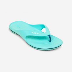 Japonki basenowe damskie Nabaiji Tonga 500. Niebieskie klapki damskie Decathlon, bez wzorów, z materiału, bez obcasa, bez zapięcia. Za 44.99 zł.