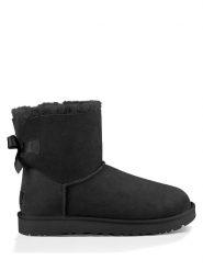 UGG Botki "Mini Baily Bow" w kolorze czarnym z wełny jagnięcej rozmiar: 37. Czarne botki damskie Ugg, z wełny, z okrągłym noskiem, bez obcasa, bez zapięcia. Za 614.96 zł.