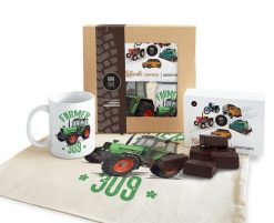 Fendt Farmer — paczka (Zawartość paczki: koszulka, torba, kubek, słodycze; Rozmiar koszulki / bluzy: 3XL (damska); Kolor koszulki / bluzy: biały; Rodz. Białe koszulki damskie nikiniki, s, bez wzorów, z bawełny, bez kołnierzyka, bez ramiączek. Za 169.00 zł.