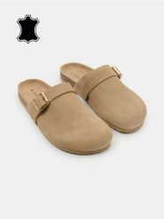 Skórzane klapki z paskiem - beżowy. Brązowe klapki damskie Sinsay, bez wzorów, bez obcasa, bez zapięcia. Za 79.99 zł.