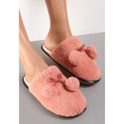 Różowe Kapcie Futerkowe z Pomponami Denholm. Czerwone kapcie damskie Renee, z gumy. Za 34.99 zł.