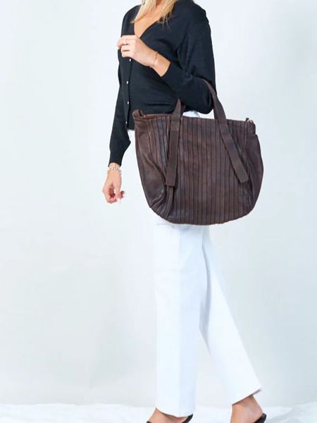 Amara Skórzany shopper bag "Brigitte" w kolorze brązowym - 40 x 30 x 14 cm rozmiar: onesize. Brązowe shopper bag Amara, bez wzorów, z materiału, bez dodatków. Za 479.76 zł.