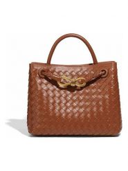 SUVRAI Torebka w kolorze jasnobrązowym - 30 x 23 x 13 cm rozmiar: onesize. Brązowe torebki klasyczne damskie SUVRAI, z materiału, przez ramię, bez dodatków. Za 130.99 zł.