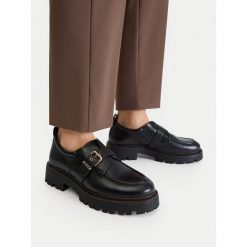 Półbuty Lasocki. Czarne półbuty damskie Lasocki, bez wzorów, bez obcasa, bez zapięcia. Za 249.99 zł.