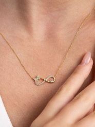 Lodie Silver Naszyjnik z elementem ozdobnym - dł. 45 cm rozmiar: onesize. Szare naszyjniki damskie Lodie Silver, z cyrkonią, srebrne. Za 86.99 zł.