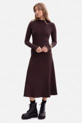 Bawełniana sukienka dzianinowa z golfem rozkloszowana cbrąz. Sukienki damskie Bewear, bez wzorów, z bawełny, biznesowe, bez ramiączek. Za 259.00 zł.