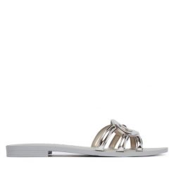 Klapki Guess. Szare klapki damskie Guess, z aplikacjami, bez obcasa, bez zapięcia. Za 162.99 zł.