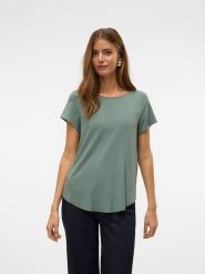 Vero Moda Koszulka w kolorze zielonym rozmiar: M. Zielone bluzki damskie Vero Moda, m, bez wzorów, z wiskozy, klasyczne, bez kołnierzyka, bez ramiączek. Za 61.95 zł.