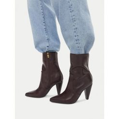 Botki MEXX. Brązowe botki damskie Mexx, bez obcasa, na słupku, bez zapięcia. Za 379.99 zł.