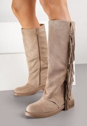 Ciemnobeżowe Kozaki w Stylu Boho z Imitacji Zamszu z Frędzlami Vemirina. Brązowe kozaki damskie Born2be, z jeansu, bez obcasa, na płaskiej podeszwie, bez zapięcia. Za 149.99 zł.