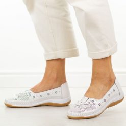 Białe ażurowe skórzane półbuty damskie Cambell 40332. Białe półbuty damskie Cambell, na lato, w ażurowe wzory, z jeansu, z okrągłym noskiem, bez obcasa, bez zapięcia. W wyprzedaży za 157.52 zł.