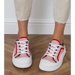 Różowe trampki damskie na platformie. Czerwone trampki damskie bez wzorów, z tkaniny, bez zapięcia. Za 74.48 zł.
