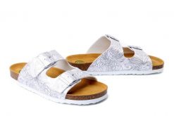 DR. BRINKMANN 700888-03 weiss, klapki damskie. Białe klapki damskie Dr. Brinkmann, bez wzorów, bez obcasa, bez zapięcia. Za 194.90 zł.