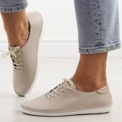 Beżowe skórzane półbuty damskie Dia 645. Brązowe półbuty damskie DiA, na lato, bez wzorów, z jeansu, z okrągłym noskiem, bez obcasa, bez zapięcia. W wyprzedaży za 224.10 zł.