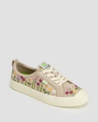 Trampki zamszowe Cariuma OCA Low Rose Suede Embroidered Flowers. Brązowe trampki damskie CARIUMA, bez wzorów, z gumy, bez zapięcia. Za 338.25 zł.