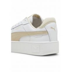 Sneakersy damskie Carina Street PUMA White Putty Beige. Białe obuwie sportowe damskie Puma, bez zapięcia, trekkingowe. W wyprzedaży za 257.05 zł.