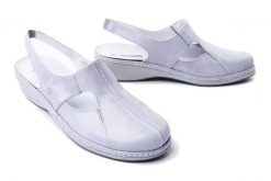 SUAVE 720011-91 ivory, sandały damskie. Szare sandały damskie Suave, bez wzorów, ze skóry, bez obcasa, na koturnie, bez zapięcia. Za 227.94 zł.