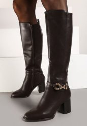 Brązowe Eleganckie Kozaki na Słupku z Ozdobnym Detalem przy Cholewce Resini. Brązowe kozaki damskie Born2be, z jeansu, bez obcasa, na obcasie, bez zapięcia. Za 149.99 zł.