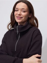 Bluza z wysoką stójką - ciemnobrązowy. Brązowe bluzy damskie Reserved, l, bez wzorów, z bawełny, bez kaptura. Za 119.99 zł.