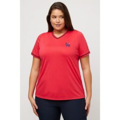 Damskie T-shirt LOVE dekolt w szpic krótki rękaw antybakteryjny. Czerwone koszulki sportowe damskie Ulla Popken, plus size, bez wzorów, z materiału, bez ramiączek. W wyprzedaży za 159.99 zł.