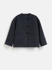 Flauszowa kurtka z ozdobnym zapięciem - granatowy. Niebieskie kurtki damskie Reserved, l, bez wzorów, z tkaniny, bez kaptura. Za 299.99 zł.