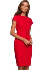 Elegancka sukienka ołówkowa z modelującymi przeszyciami czerwona. Czerwone sukienki damskie Sukienki.shop, bez wzorów, biznesowe, bez ramiączek. Za 259.00 zł.