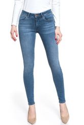 WRANGLER SKINNY SOFT WAVES W28KUS21M 112128345. Niebieskie rurki damskie Wrangler, bez wzorów, z jeansu. W wyprzedaży za 99.99 zł.
