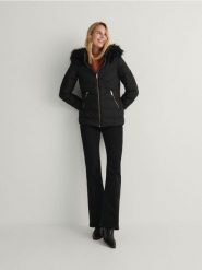 Kurtka z futrzanym kapturem - czarny. Czarne kurtki damskie Reserved, l, bez wzorów, z futra. W wyprzedaży za 55.99 zł.